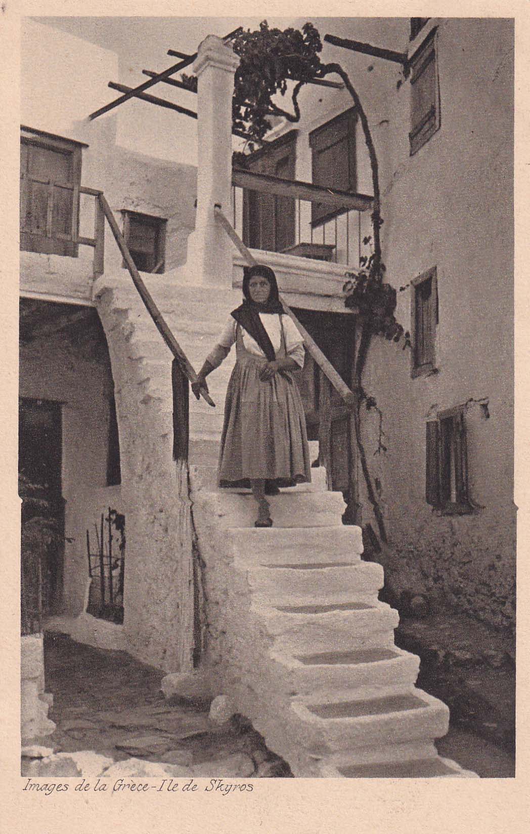 Γυναίκα στην αυλή σκυριανού σπιτιού.
