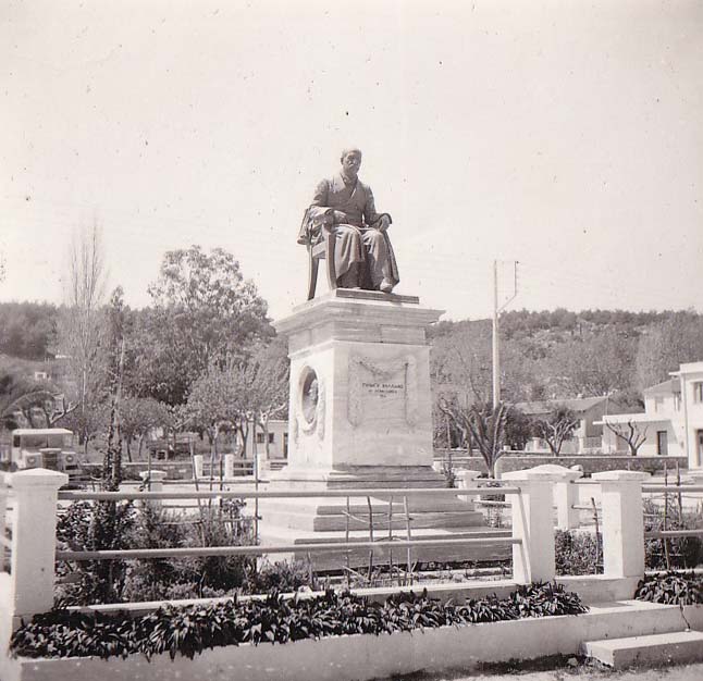 Ανδριάντας του κεφαλλονίτη εθνικού ευεργέτη Παναγή Βαλλιάνου (1814-1902) πάνω σε βάθρο, στην ομώνυμη πλατεία του Αργοστολίου.